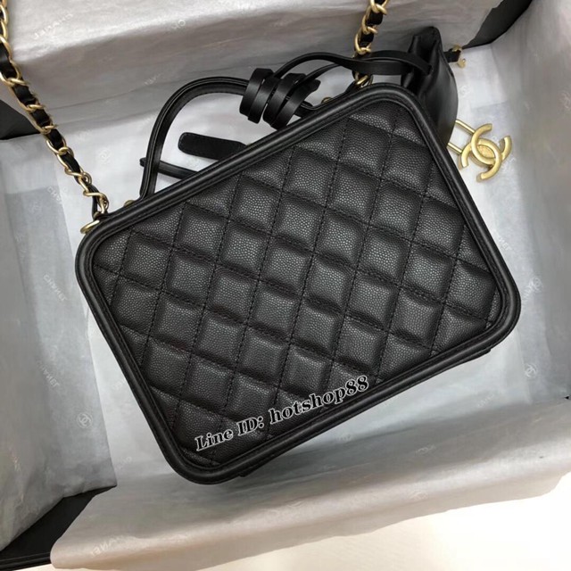 CHANEL女包 Chanel 四方盒化妝包 原廠魚子醬牛皮 純鋼輕紗金鎖頭 香奈兒中號化妝包 djc1763